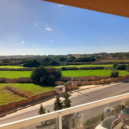 Bright & Spacious 3 Bedroom Close To Seafront