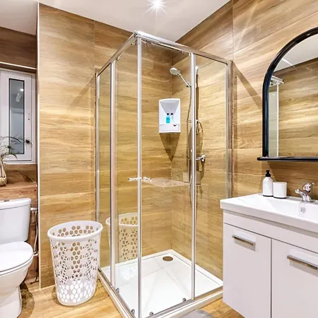 Bright & Spacious 3 Bedroom Close To Seafront *