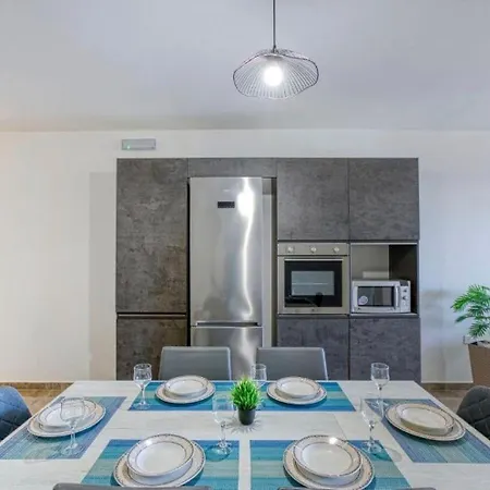 Bright & Spacious 3 Bedroom Close To Seafront *