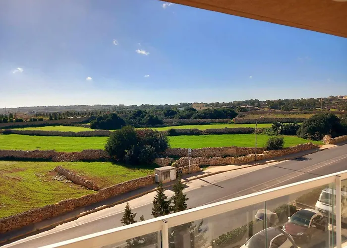 Bright & Spacious 3 Bedroom Close To Seafront