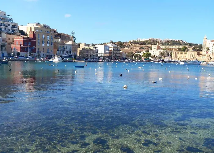 Bright & Spacious 3 Bedroom Close To Seafront Apartment *