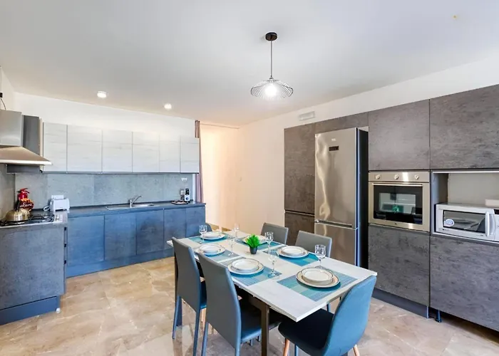 Apartment Bright & Spacious 3 Bedroom Close To Seafront *