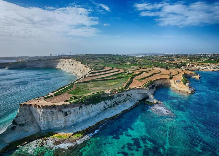 Bright & Spacious 3 Bedroom Close To Seafront Apartment *