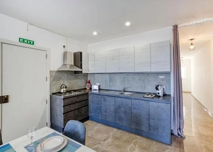 Apartment Bright & Spacious 3 Bedroom Close To Seafront