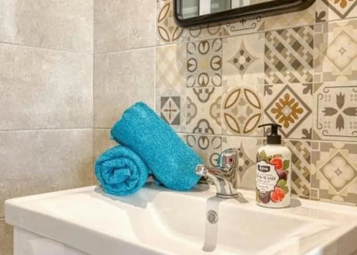 Bright & Spacious 3 Bedroom Close To Seafront Apartment