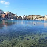Bright & Spacious 3 Bedroom Close To Seafront Apartment *