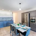Apartment Bright & Spacious 3 Bedroom Close To Seafront *