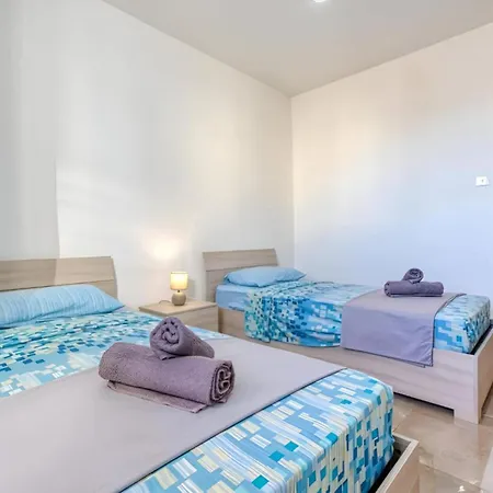 Bright & Spacious 3 Bedroom Close To Seafront