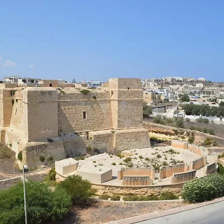 Bright & Spacious 3 Bedroom Close To Seafront *