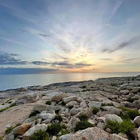 Bright & Spacious 3 Bedroom Close To Seafront 马尔萨斯卡拉