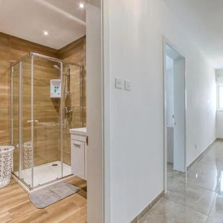 Bright & Spacious 3 Bedroom Close To Seafront 公寓