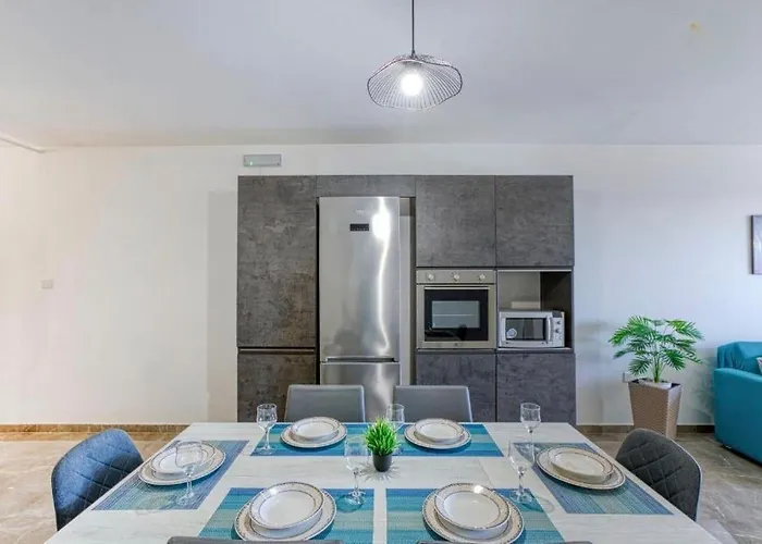 Bright & Spacious 3 Bedroom Close To Seafront *