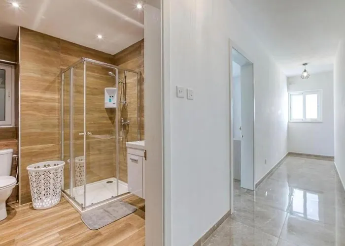 Bright & Spacious 3 Bedroom Close To Seafront Apartament